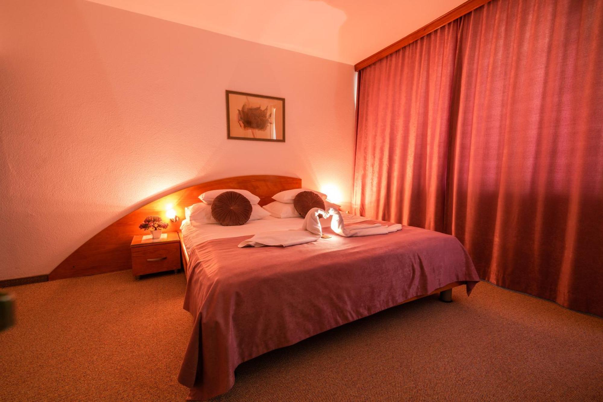 Park Hotel Bihac Bagian luar foto