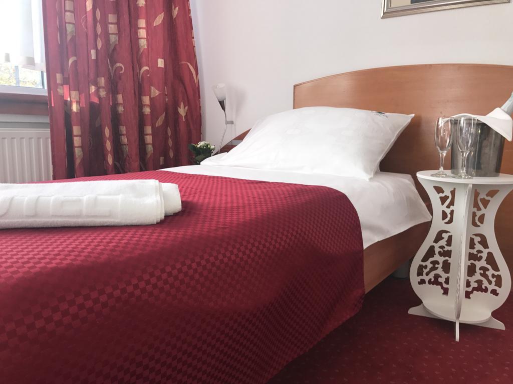 Park Hotel Bihac Bagian luar foto